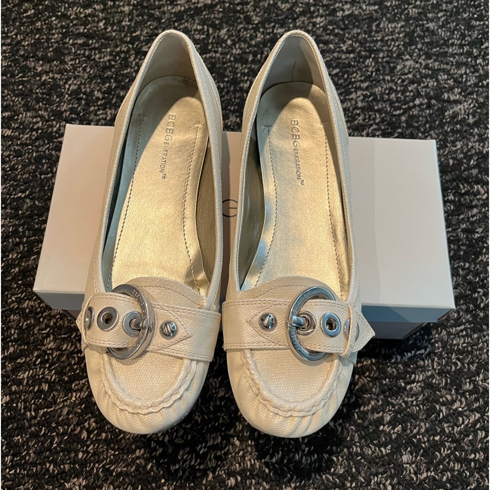 BCBG Beige/metal Dania shoes. Size 9